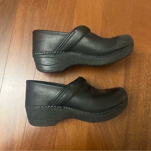 Dansko Womens Xp 2.0 Black Waterproof Clogs EUR 35